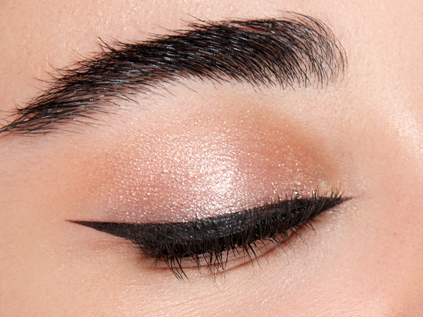 Klasik Eyeliner Görüntüsünün Dışına Çık: Grafik Eyeliner